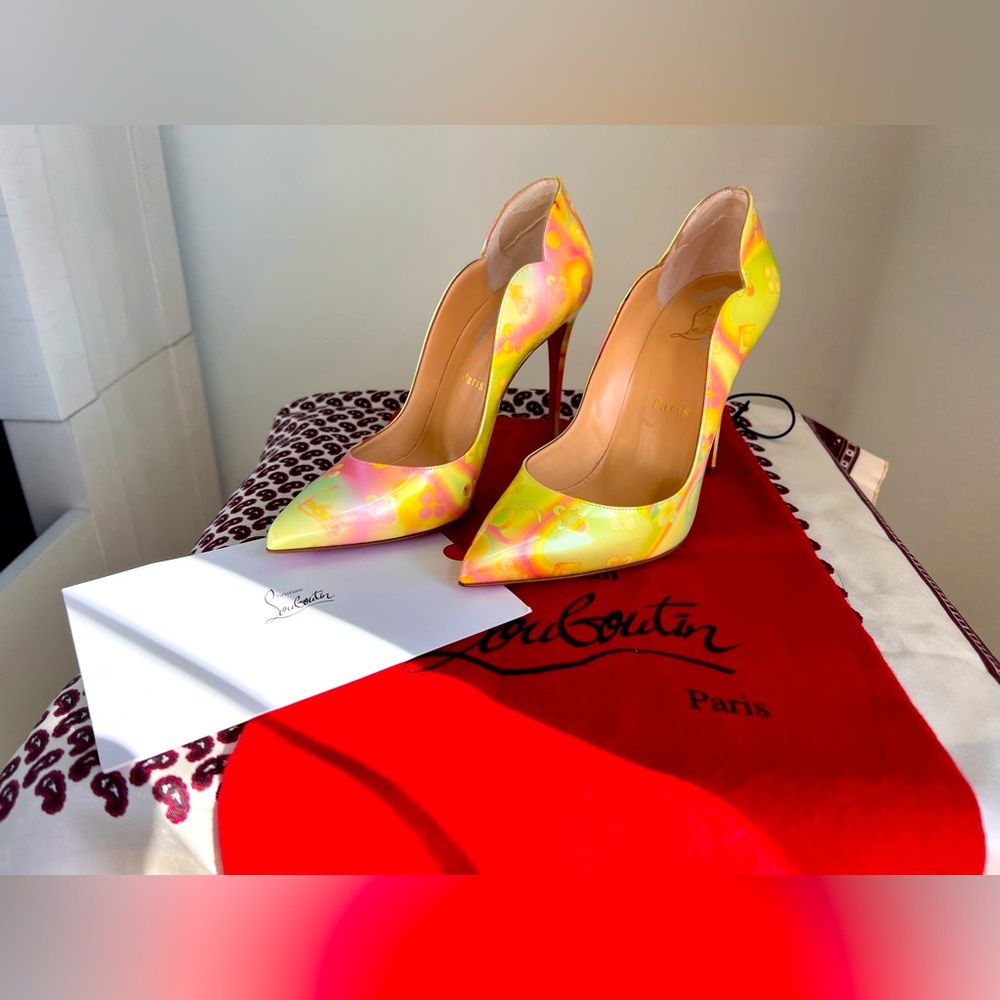 AUTHENTIC CHRISTIAN LOUBOUTIN
Patent Discolaser Hot Chick 100 Pumps